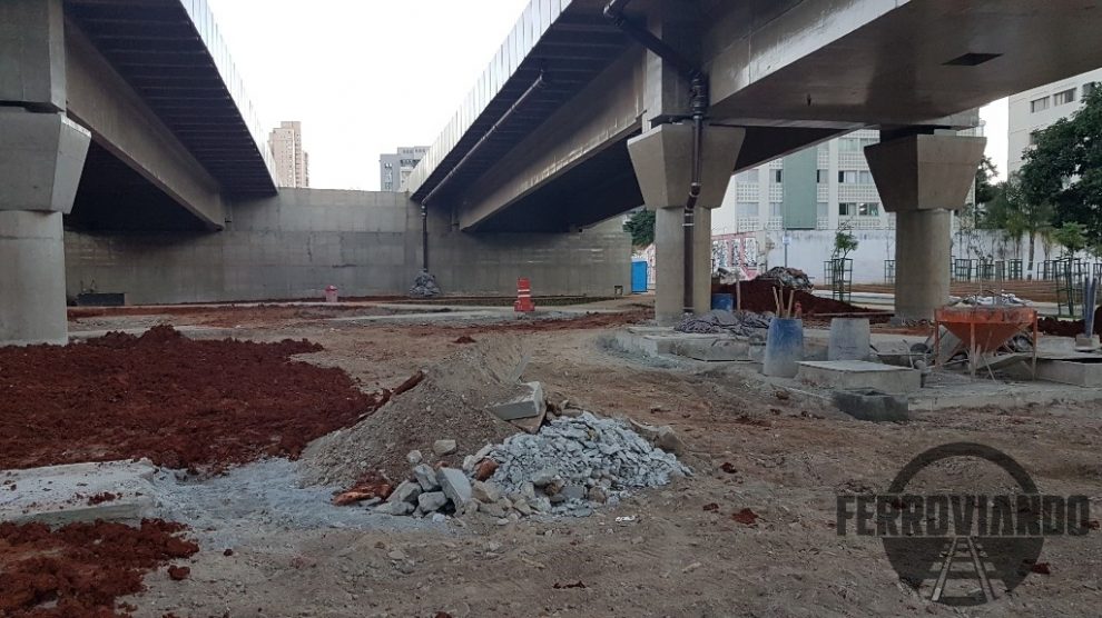 Viaduto a Av. Santo Amaro anexo a Estação Campo Belo da Linha 5 Lilás