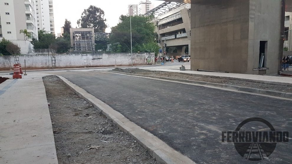 Viaduto a Av. Santo Amaro anexo a Estação Campo Belo da Linha 5 Lilás
