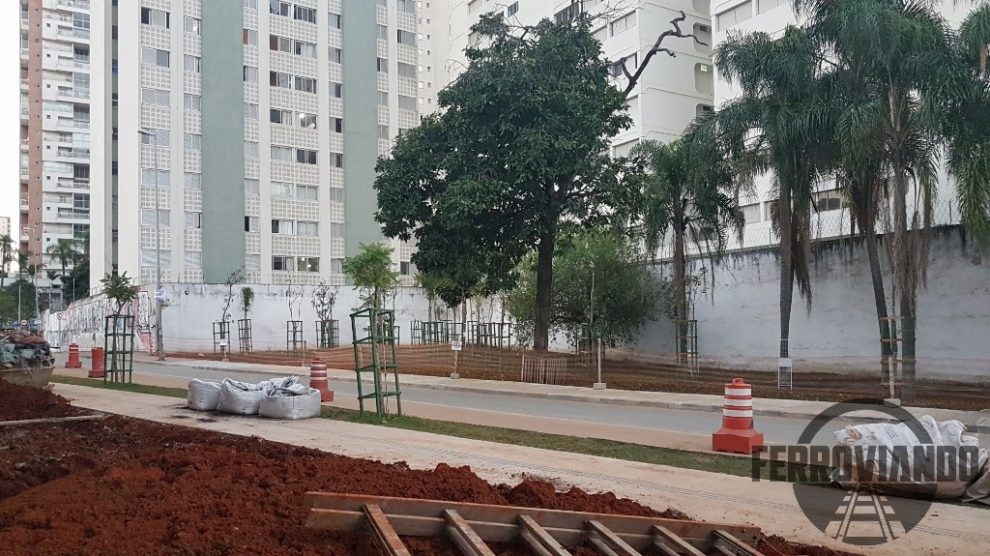 Viaduto a Av. Santo Amaro anexo a Estação Campo Belo da Linha 5 Lilás