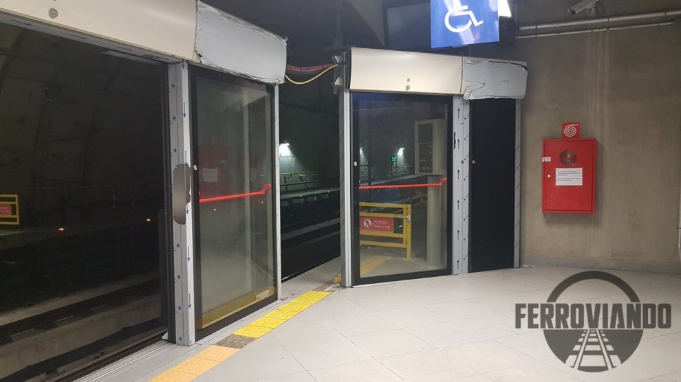 Portas de plataforma da Estação AACD-Servidor da Linha 5 Lilás