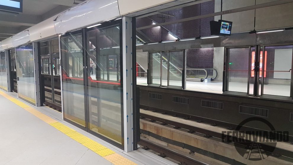 Portas de plataforma da Estação AACD-Servidor da Linha 5 Lilás